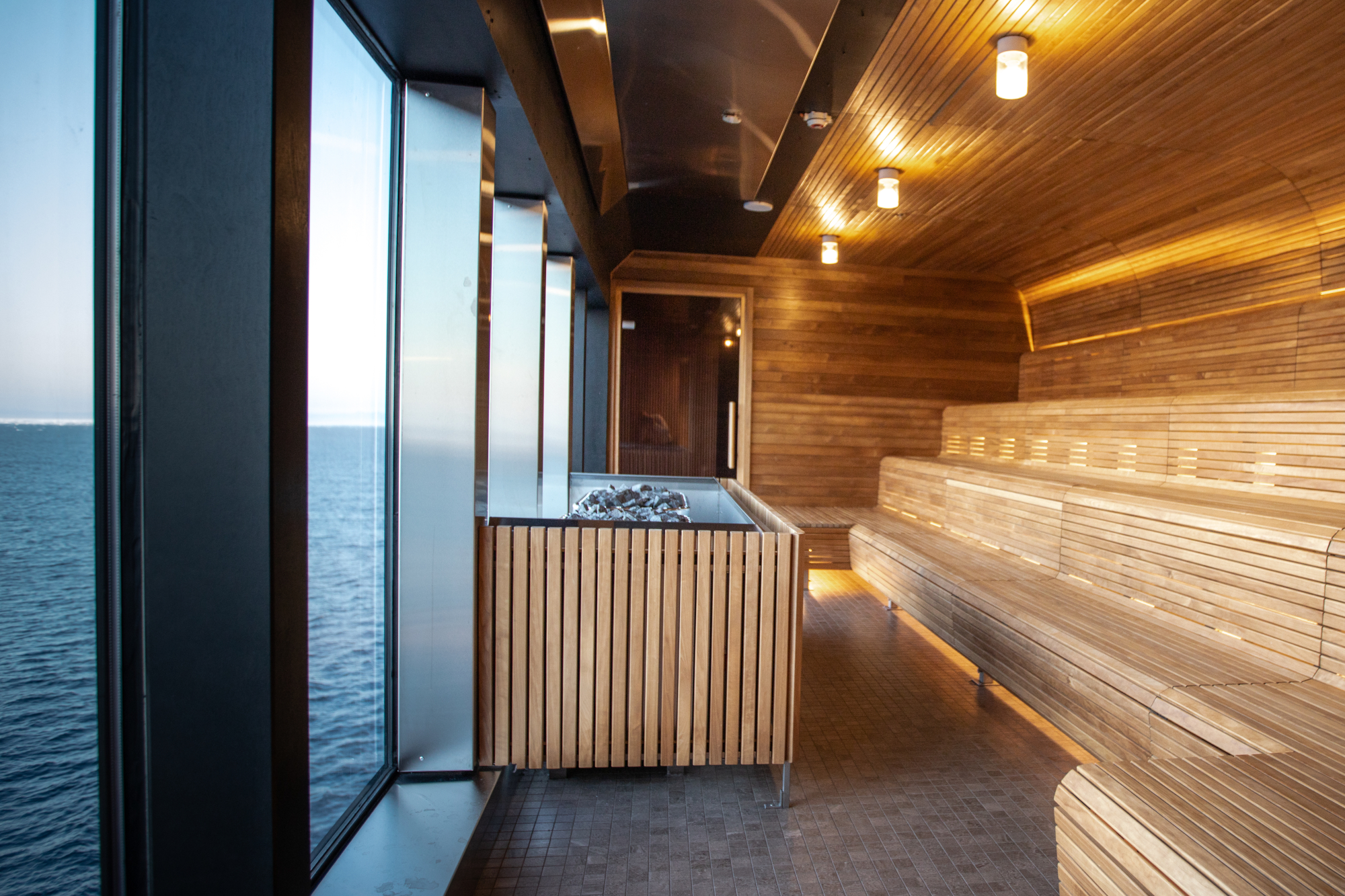 MyCruise Hurtigruten MS-Roald-Amundsen Offentlige-arealer Pool-spa6